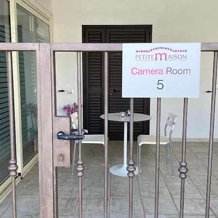 Petite Maison Bed & Breakfast 3*